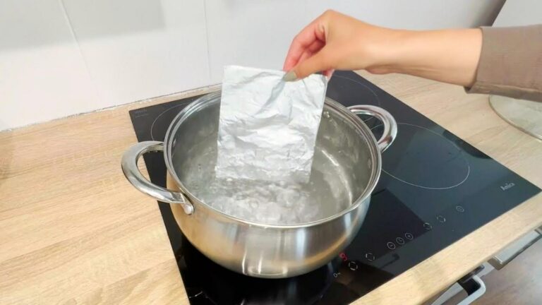 Dieser einfache Trick mit Alufolie verwandelt deine Bestecke blitzschnell…