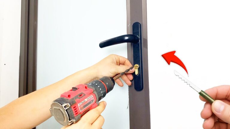 Notfall: 5 einfache Schritte zum Türöffnen ohne Schlüssel mit einer Schraube!
